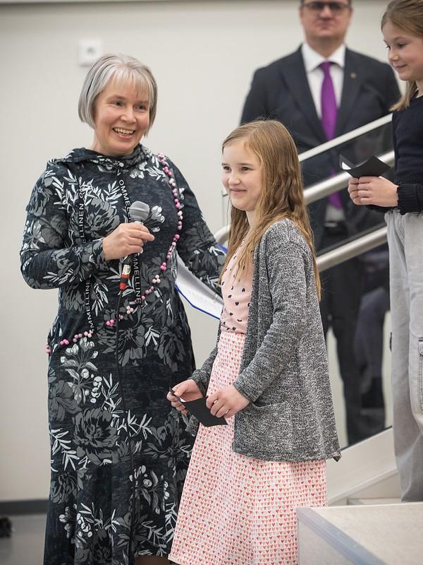 Koulunjohtaja Susanna Keskinen ohjaa koulun oppilasta presidenttiparin kysymyksissä.