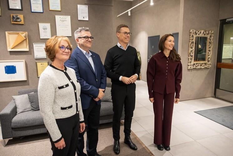 Juustoportin perustajat, yrittäjät Marjo ja Timo Keski-Kasari esittelemässä yritystä presidenttiparille. 