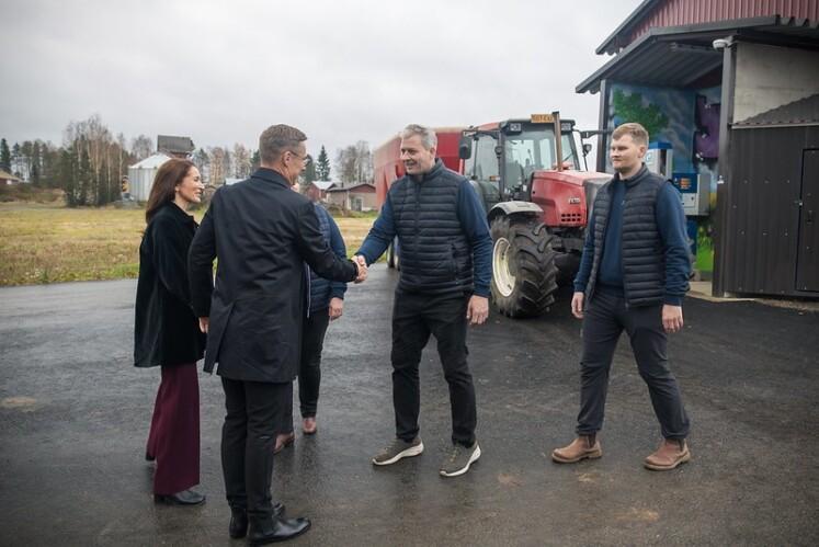 Ala-Marttilan tilan Kyösti Marttila ja Matti Marttila vastaanottamassa presidenttiparia biokaasun tankkausaseman edessä.