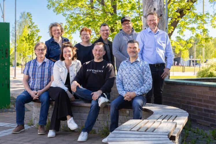Kuvassa hankeasiantuntija Reetta Yli-Hynnilä (ylh. vas.), Kurikan Yrittäjänaisten pj. Kreetta Luoma, yritysasiantuntija Jussi-Pekka Kurikka, Kurikan Yrittäjien pj. Rami Ala-Nisula, kaupunginvaltuuston pj. Marko Viitala, elinvoimalautakunnan pj. Jari Isohella (alh. vas.), yritysasiantuntija Anne Bäckström, kaupunginhallituksen pj. Olavi Kandolin ja elinvoimajohtaja Juha Luukko.