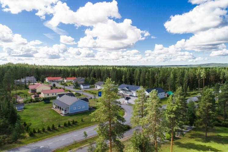 Ilmakuva uudesta asuinalueesta, jossa taloja.